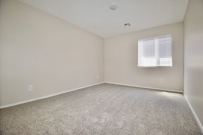 Building Photo - Completely remodeled 4 bed 2 bath home in ...