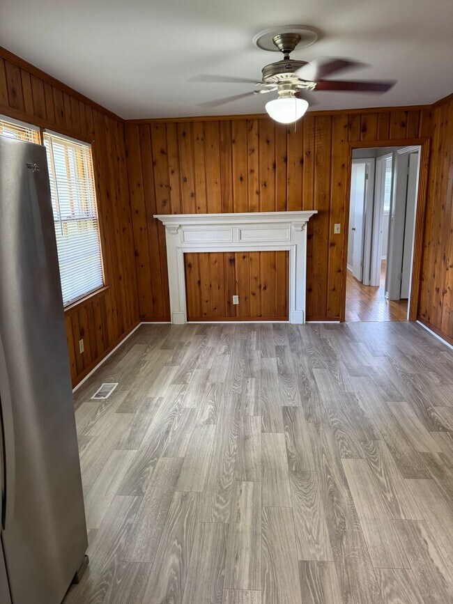 Building Photo - Charming 3-bedroom,1-bath home w/Detached garage for rent in Springfield, Tennessee.
