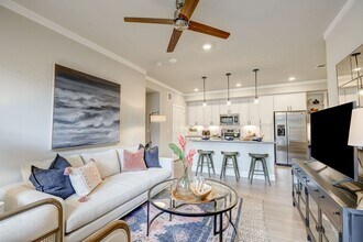 Building Photo - Modern Living + 4 Weeks Free!