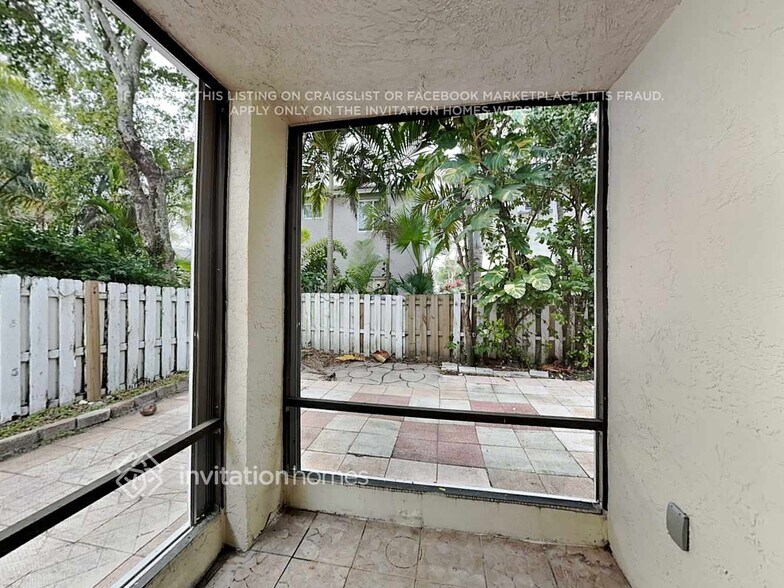Building Photo - 9912 NW 9th Ct