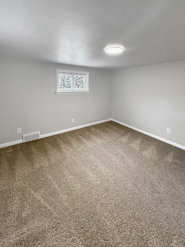 Building Photo - Welcome to this newly remodeled gem located in the heart of Collier, PA.