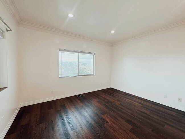 Building Photo - Multi-Generational 5-Bedroom, 4 Bath Home ...