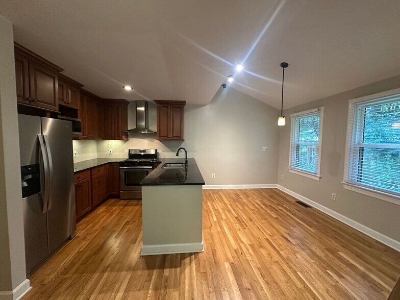 Building Photo - 160 Lystra Hills Ln