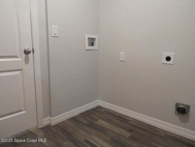 Building Photo - 690 San Filippo Dr SE