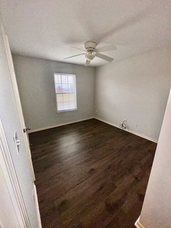 Building Photo - 3 Bed | 2.5 Bath | 2 Car Split Level Home in Belton