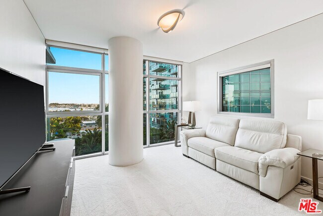 Building Photo - 13650 Marina Pointe Dr