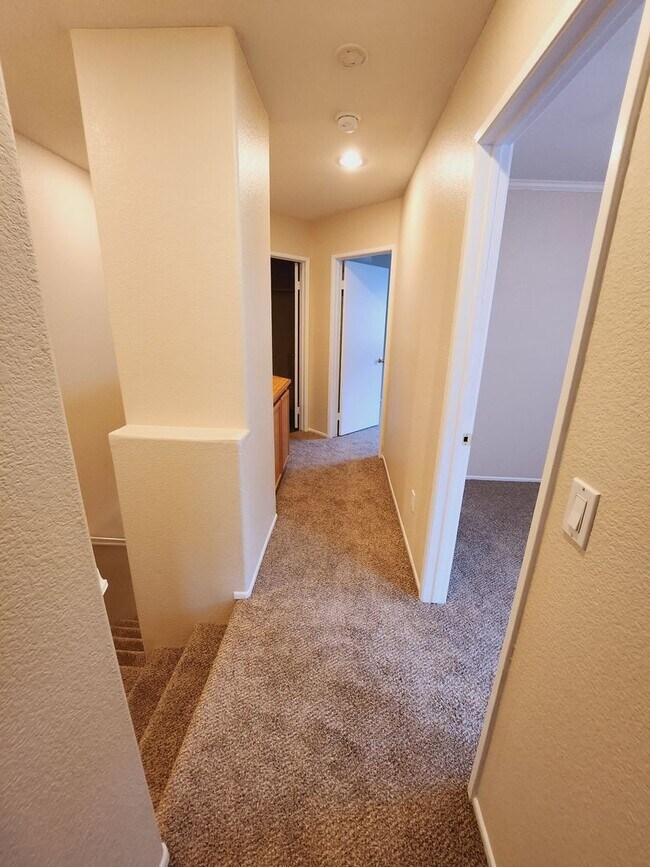 Building Photo - Beautiful remodeled 3 bedroom, 2.5 bath town home in Triana Scripps Ranch