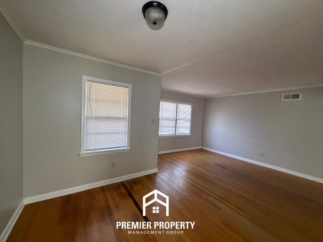 Building Photo - 3-Bedroom Memphis Home Near East Memphis with Fenced Yard