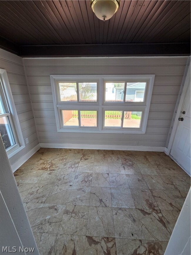 Building Photo - 3757 Grosvenor Rd