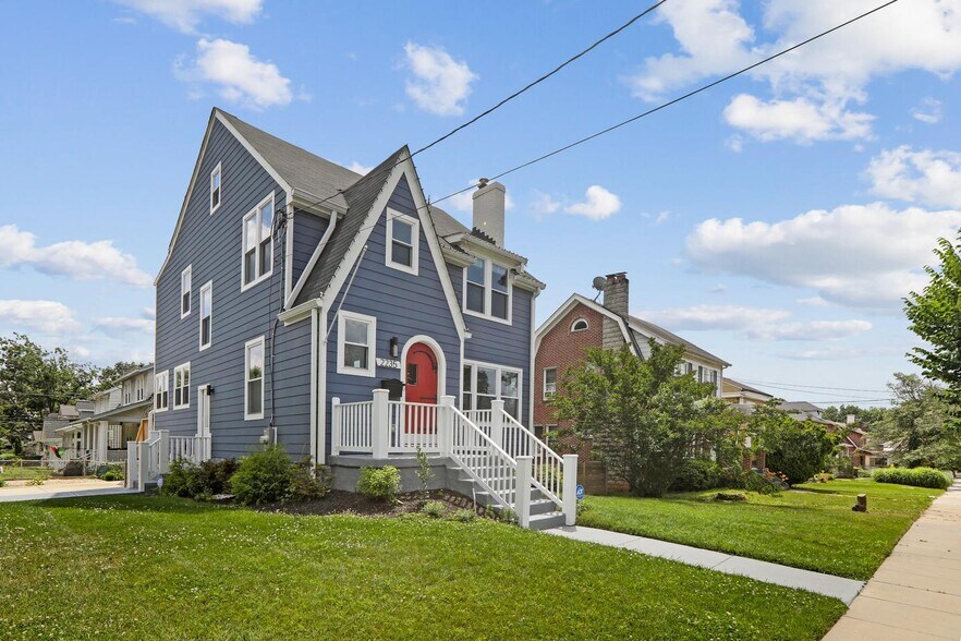 Building Photo - 2235 Quincy St NE
