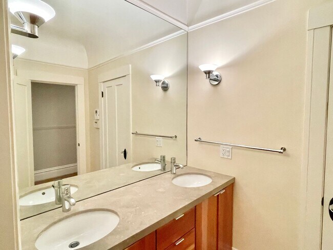 Building Photo - Lower Pacific Heights 2BR/2BA Condo With Bonus Room! Deck! Yard! Garage!  PROGRESSIVE