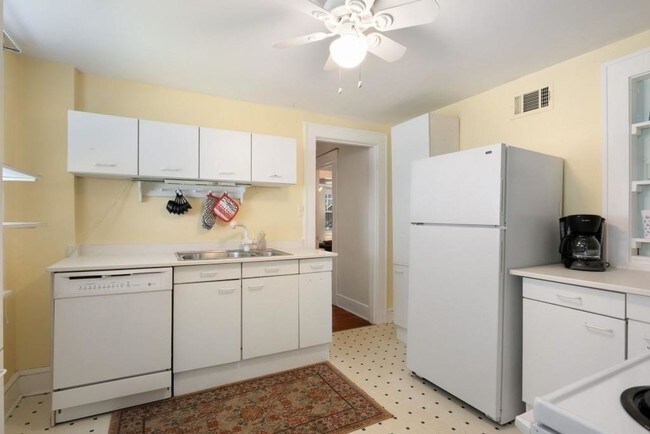 Building Photo - 1079 E Clifton Rd NE