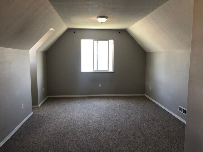 Building Photo - 1500 NW Canyon View Dr