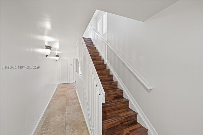 Building Photo - 819 SW 7th Ave