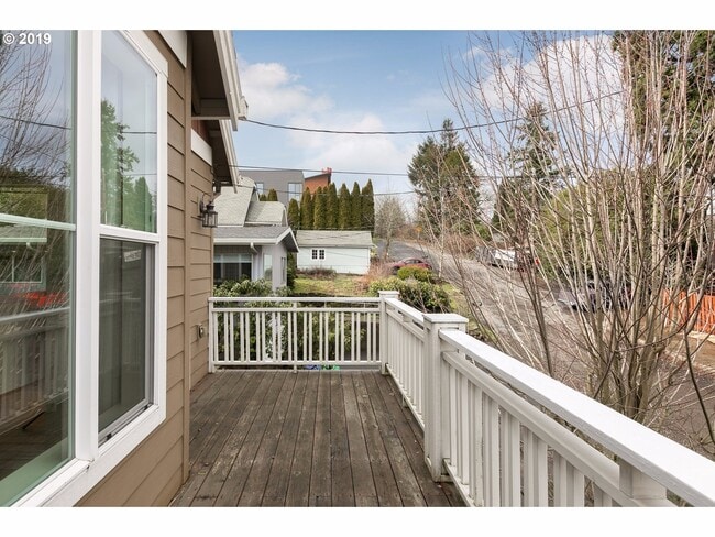 Building Photo - Amazing 3 bed / 2.5 bath Duplex with Bonus Room!