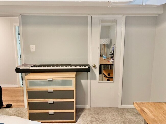 Building Photo - Light filled 2 BR plus 2 rooms, 2 FB including one in finished basement. Great location