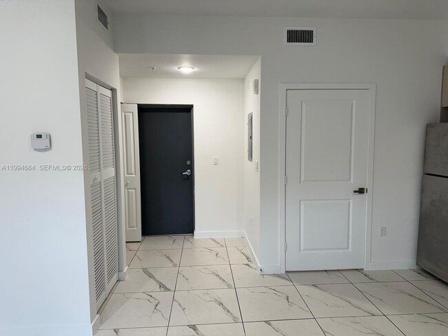 Building Photo - 420 SW 7th Ave