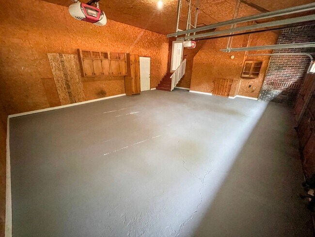 Building Photo - Renovated 3BR Ranch w/Basement