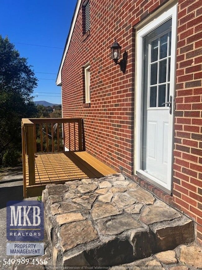 Building Photo - 4 Bedroom 2 Bath in Monterey Neighborhood