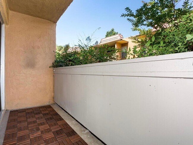 Building Photo - Spacious 2 BD/2BA, condo available for ren...