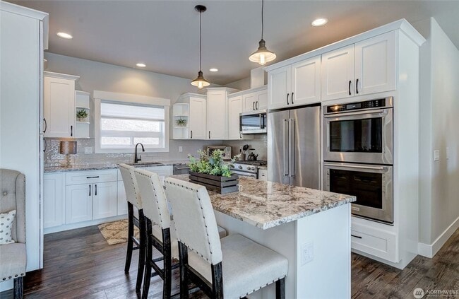 Building Photo - Beautiful 3+ bed, 3 bath home with 4 car garage, VIEWS, chef's kitchen and much more!
