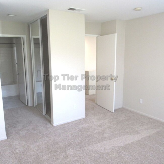 Building Photo - ****Beautiful 2 bed/2.5 bath House in Grea...