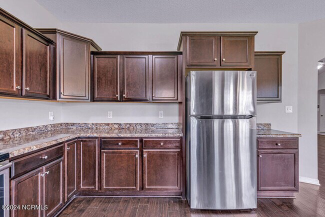 Building Photo - 402 Derrick Dr
