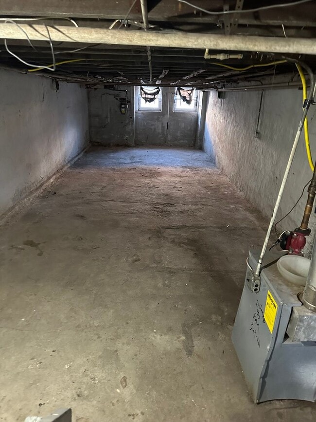 Building Photo - Spacious Rooms! W/D! Available Now!