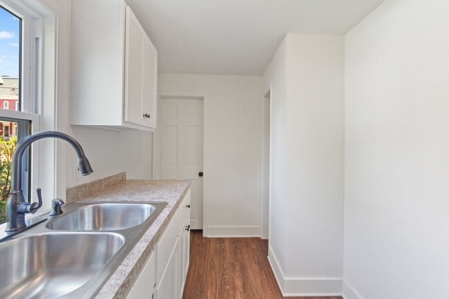 Building Photo - Cozy 3 Bedroom, 1.5 Bath Single Family Home!