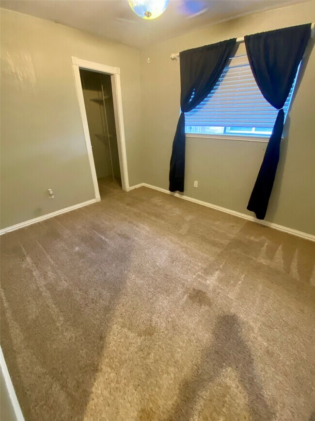 Building Photo - 3003 Briar Dr