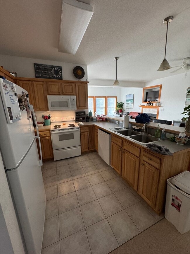 Building Photo - Top Floor Condo with Stunning Sound Views