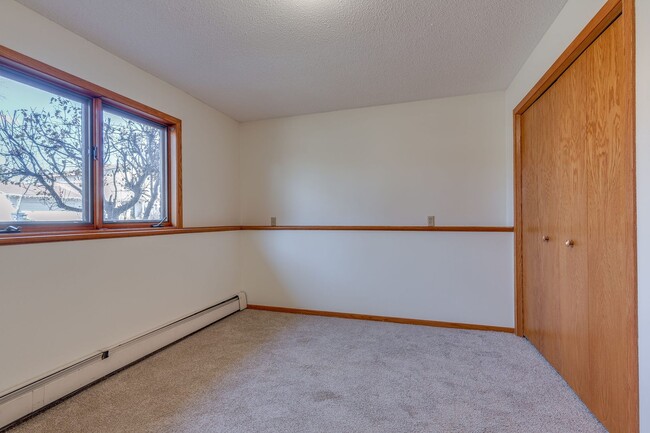 Building Photo - 4bd PLUS OFFICE 2ba 2car garage overlookin...