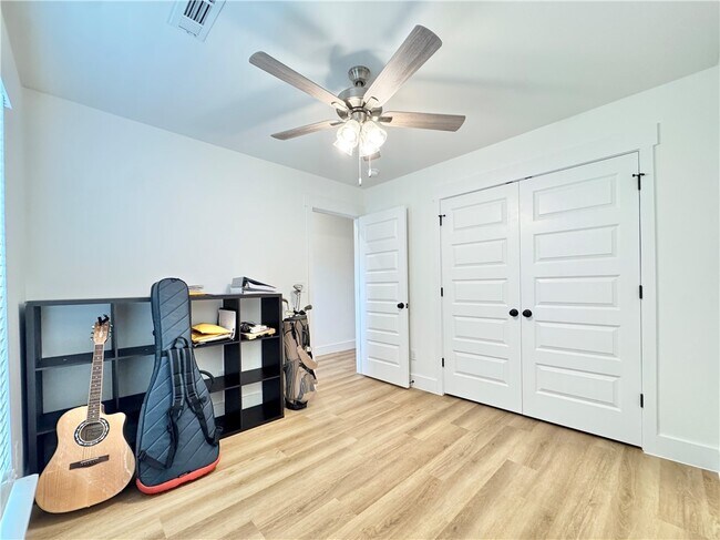 Building Photo - 681 Kendra St