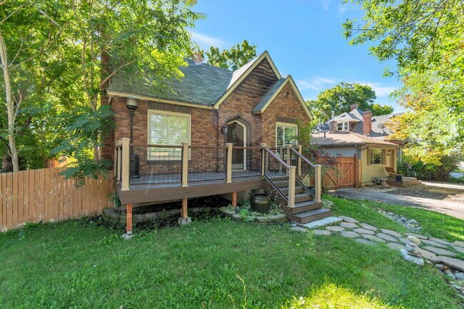 Building Photo - AVAILABLE NOW - Charming Sugar House Bungalow