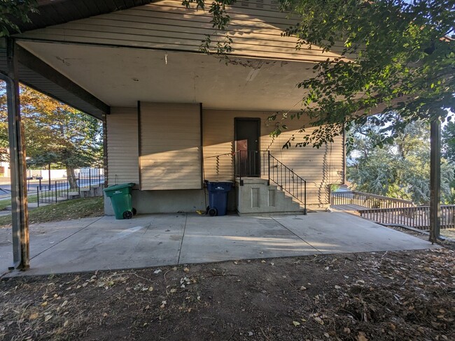 Building Photo - Single family home in Sandy, 4 bed 2 bath,...