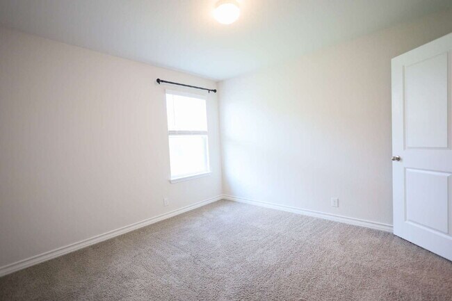 Building Photo - "Charming 4-Bed Sanctuary in San Antonio – 1702 Sq Ft of Comfortable Living!"