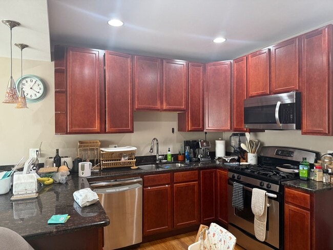 Building Photo - 3 Bedroom 2 Bath Spacious Condo