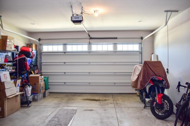 Building Photo - 214 Oak Crest Way