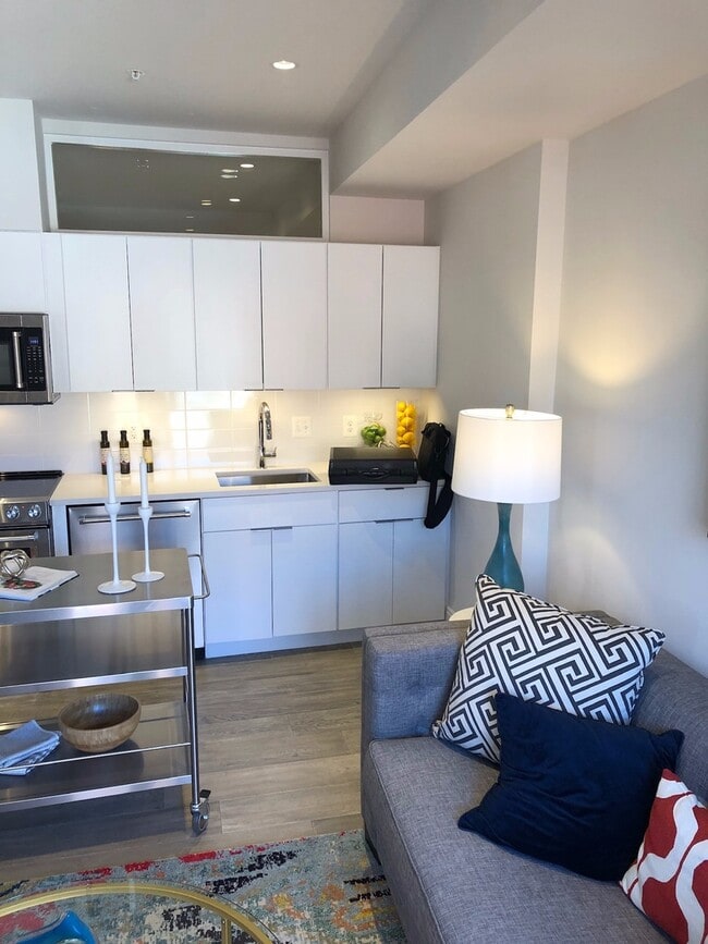 Building Photo - Luxe Apartment with Parking