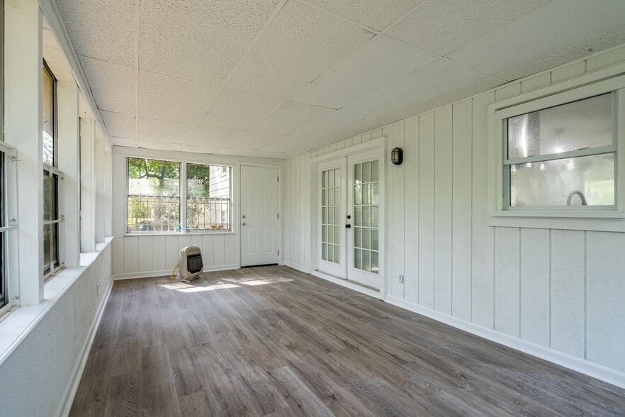 Building Photo - 6310 Thornhedge Dr