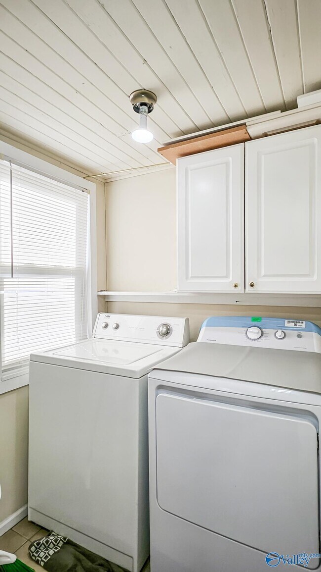 Building Photo - 1203 Governors Dr SE
