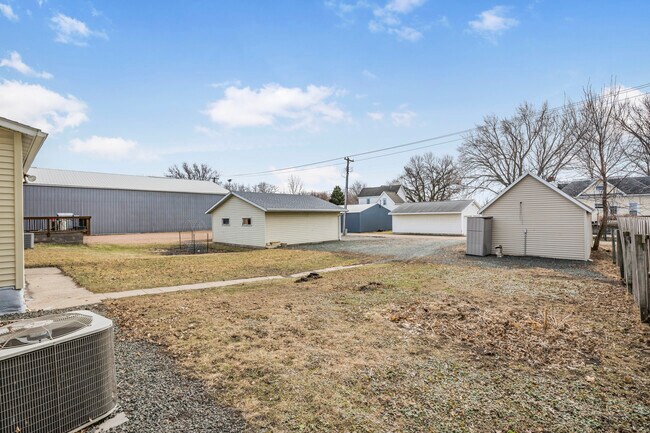 Building Photo - 521 Main St E