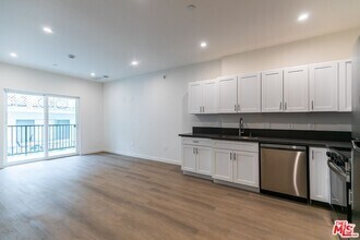 Building Photo - 1227 N Berendo St
