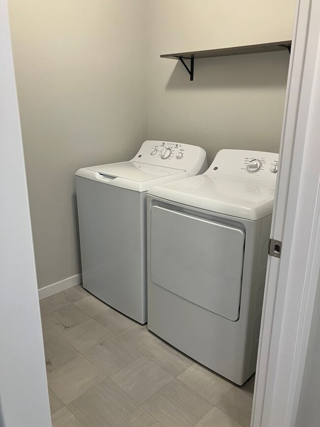 Building Photo - 3 Bed 3 Bath Twin Home