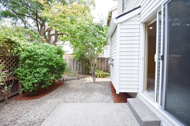 Building Photo - NEW LOWERED RENT!  Wow! Beautiful 4 Bedroo...