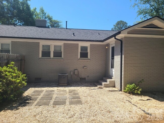 Building Photo - 3731 Dresden Dr E