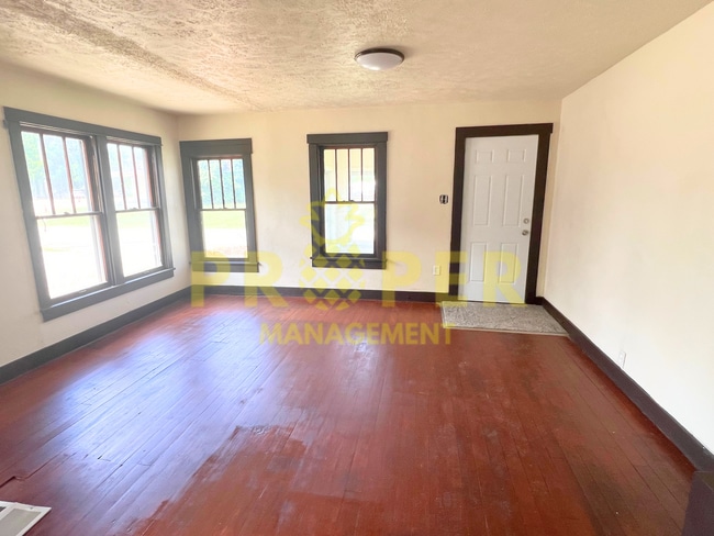 Building Photo - 2 bedrooms 1 bathroom house