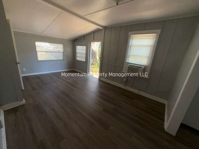 Building Photo - Updated 2/1 in St. Pete! AVAILABLE FOR IMMEDIATE MOVE IN!!