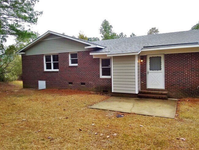 Building Photo - UPDATED & SPACIOUS 3 Bedroom 2 Bathroom home close to SHOPPING & FT BRAGG!!