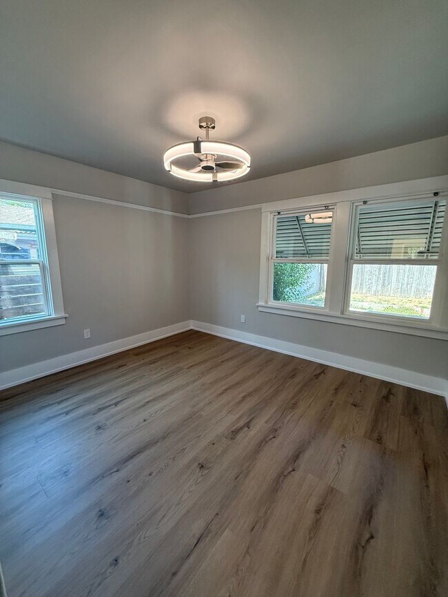 Building Photo - 2 bedroom/ 1 bathroom Home for Rent in Santa Rosa